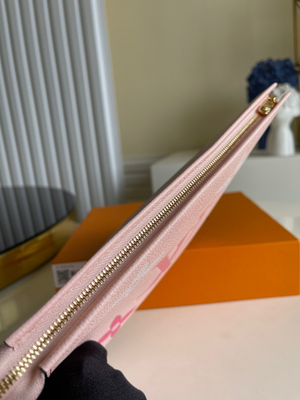 l**is V*t*n toiletry pouch 26