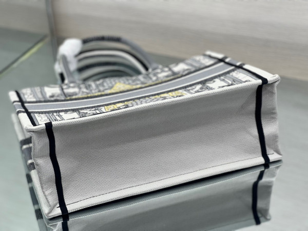 medium D*or book tote