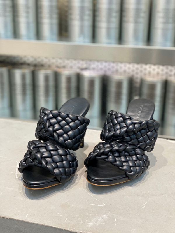 Bo*te*ga ve*ne*ta curve