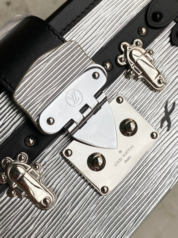 l**is V*t*n petite malle