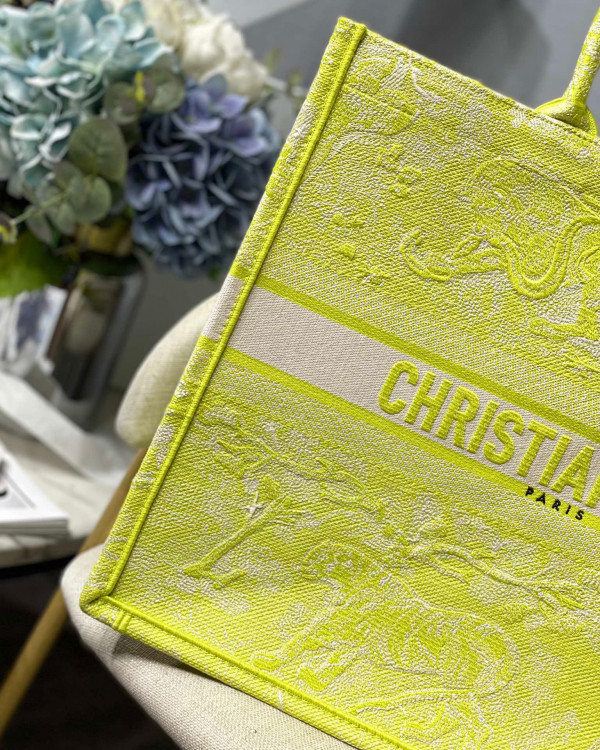 large D*or book tote