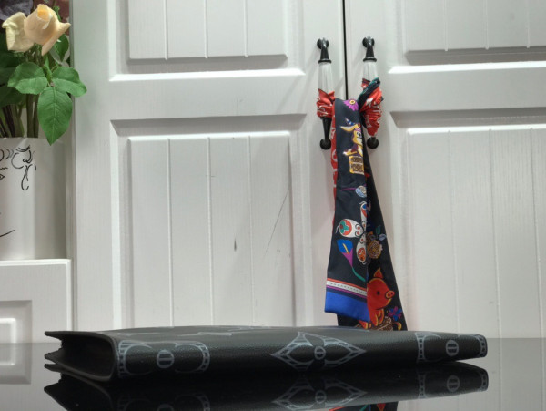 l**is V*t*n pochette jour