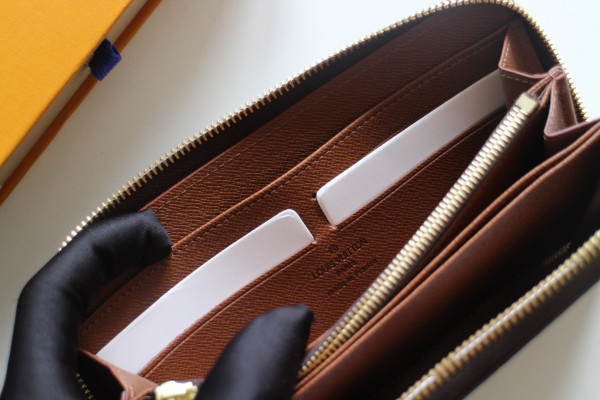 l**is V*t*n zippy wallet