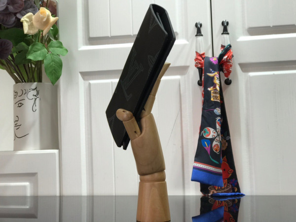 l**is V*t*n brazza wallet