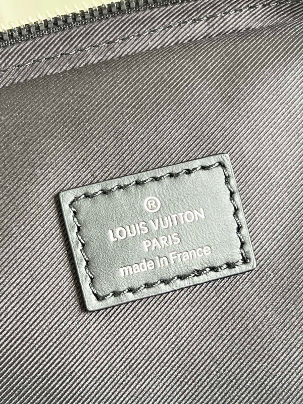 l**is V*t*n avenue slingbag