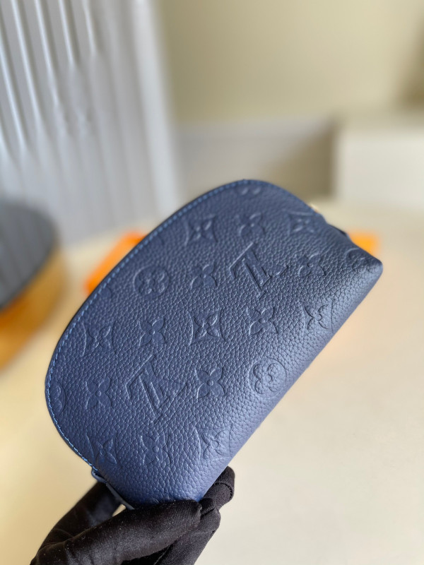 l**is V*t*n cosmetic pouch