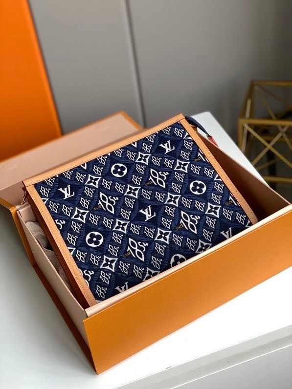 l**is V*t*n since 1854 toiletry pouch 26