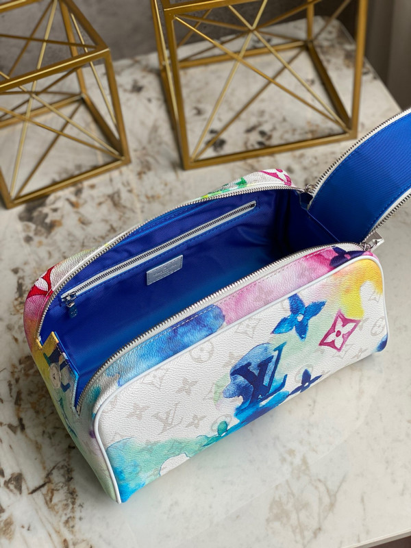 l**is V*t*n toilet dopp pouch