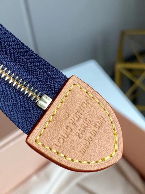 l**is V*t*n since 1854 toiletry pouch 26