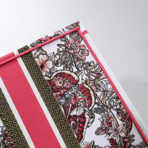 medium D*or book tote