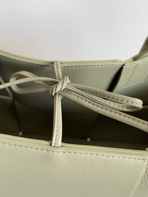 Bo*te*ga ve*ne*ta arco medium tote