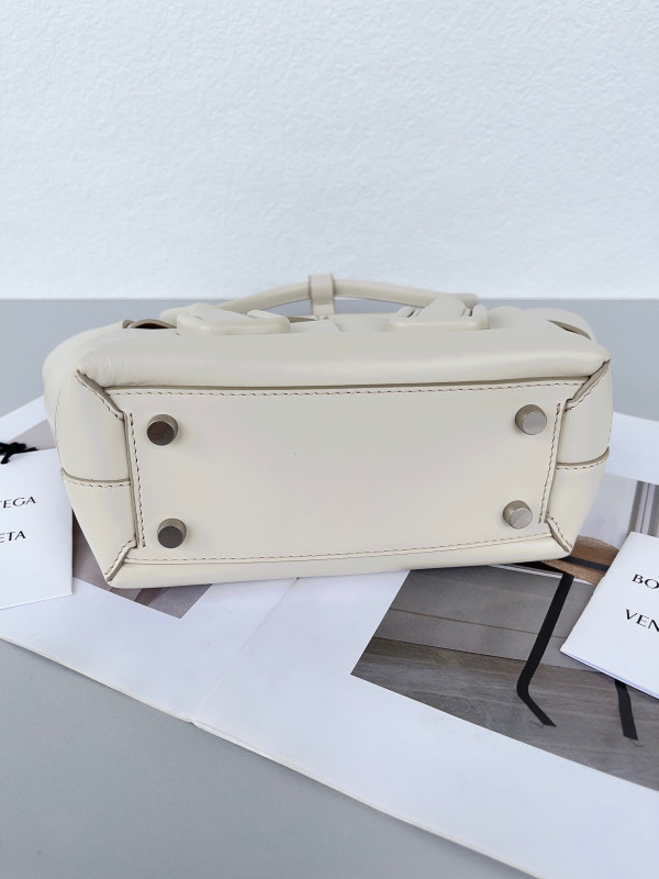 Bo*te*ga ve*ne*ta mini arco