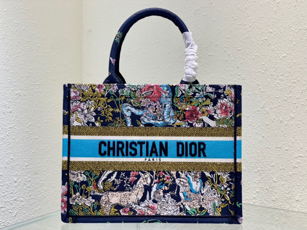 medium D*or book tote