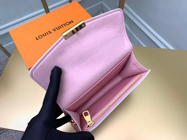 l**is V*t*n croisette chain wallet