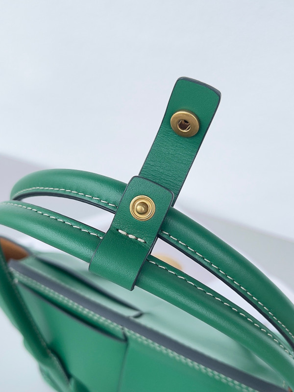 Bo*te*ga ve*ne*ta mini arco