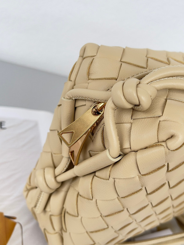 Bo*te*ga ve*ne*ta small loop camera bag