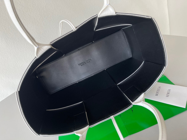 Bo*te*ga ve*ne*ta small arco tote bag