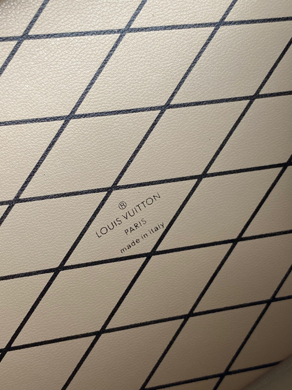 l**is V*t*n petite malle