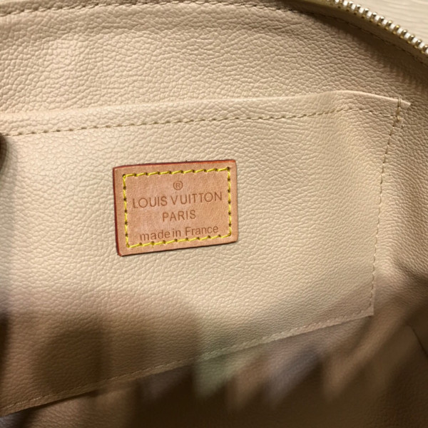 l**is V*t*n cosmetic pouch gm