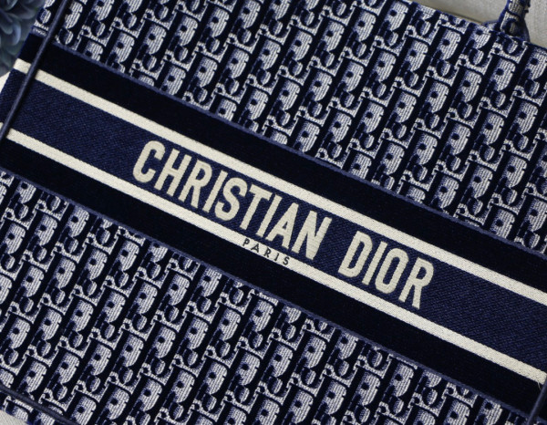 large D*or book tote