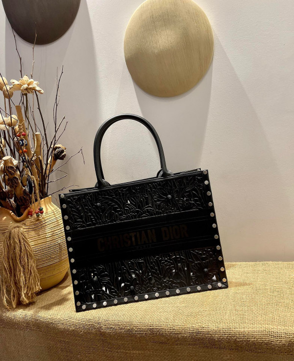 large D*or book tote