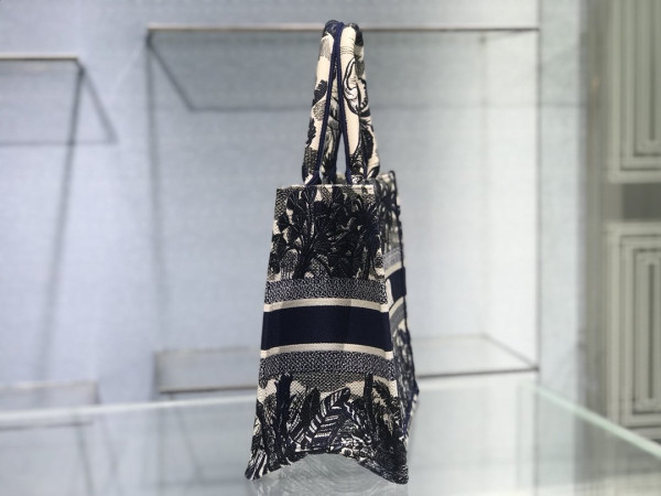 medium D*or book tote