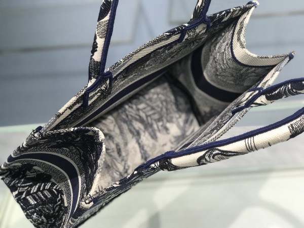 medium D*or book tote