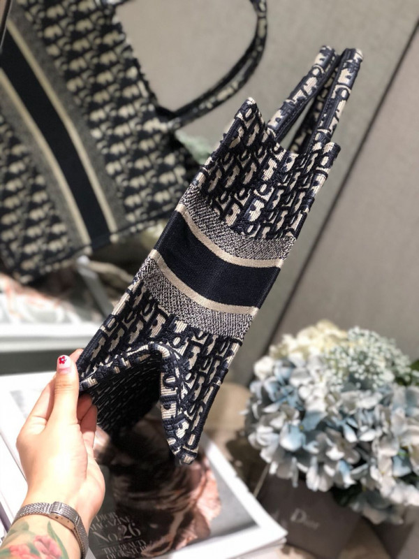 D*or oblique book tote-36cm