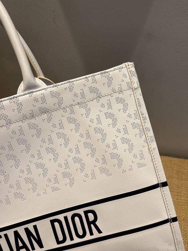 large D*or book tote