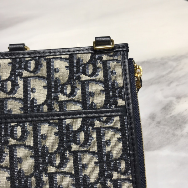 D*or 30 montaigne wallet with strap