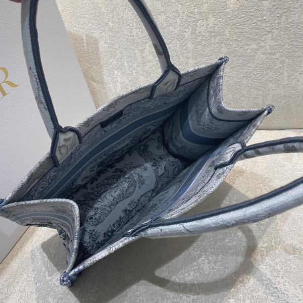 medium D*or book tote