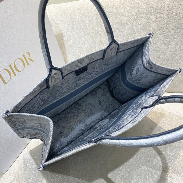 large D*or book tote