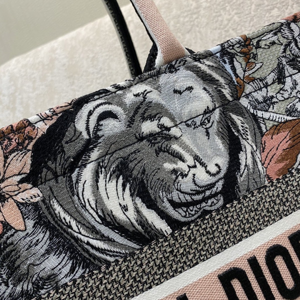 medium D*or book tote