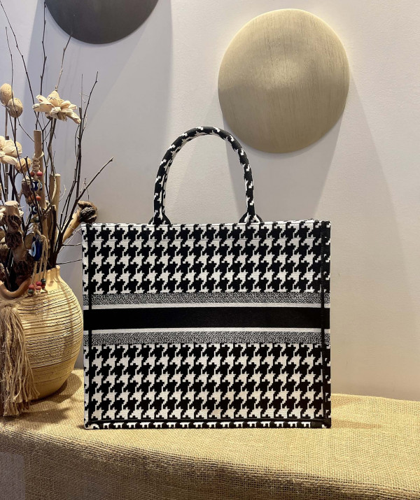 large D*or book tote