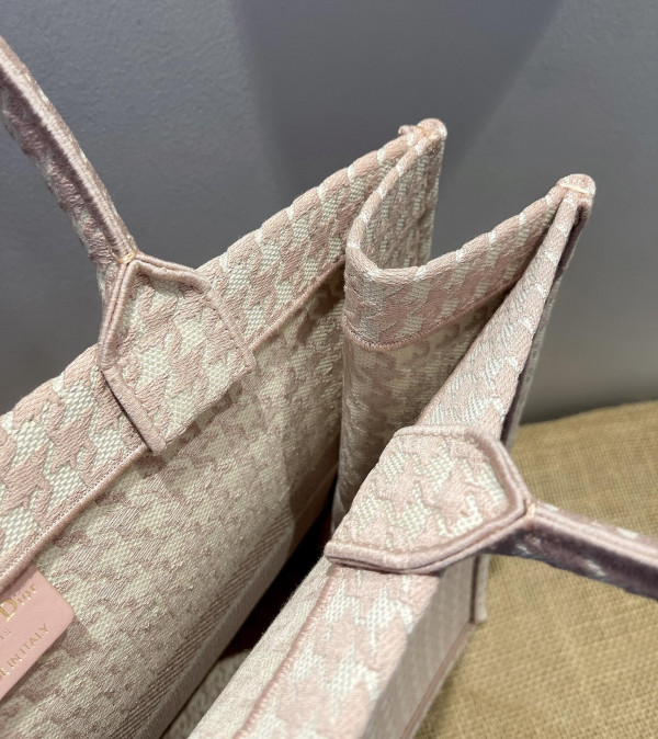 large D*or book tote