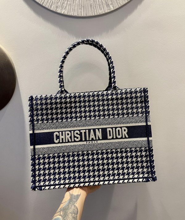medium D*or book tote