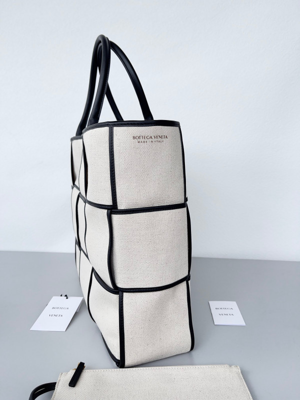 Bo*te*ga ve*ne*ta arco large tote