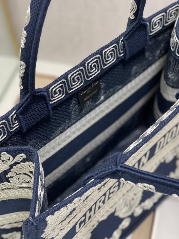 medium D*or book tote