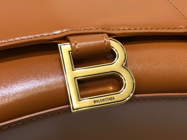 Ba*len*cia*ga hourglass