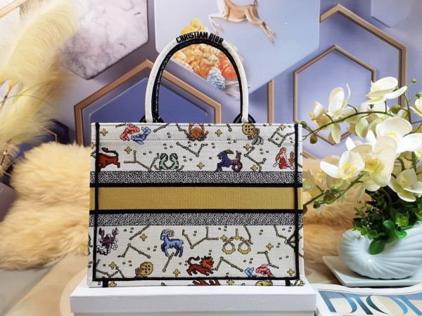 medium D*or book tote