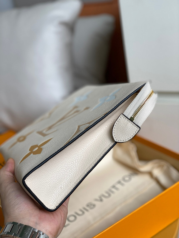 l**is V*t*n toiletry pouch 26