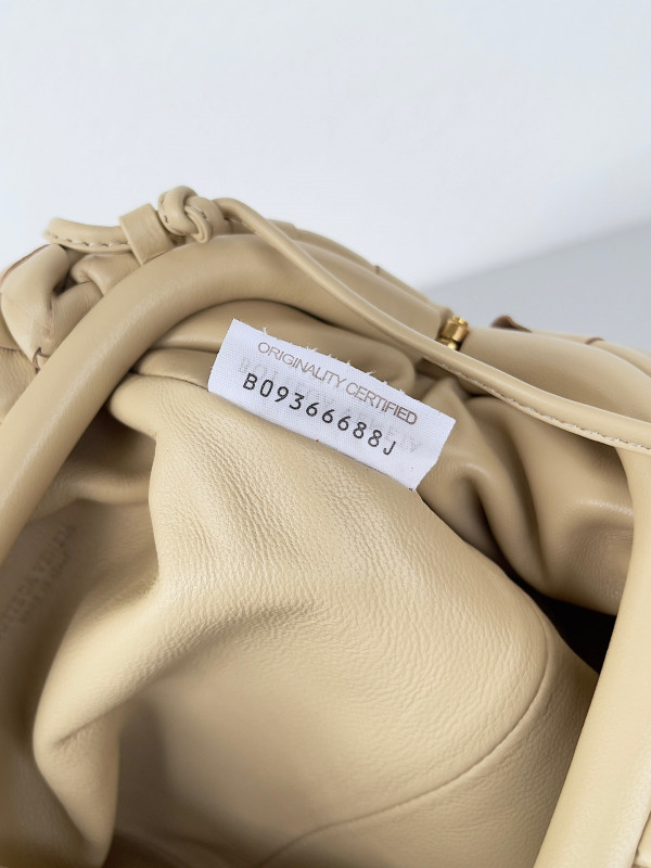 Bo*te*ga ve*ne*ta mini pouch