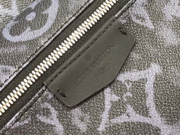 l**is V*t*n discovery backpack pm