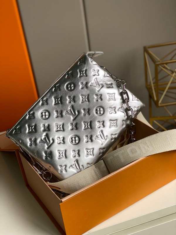 l**is V*t*n coussin pm