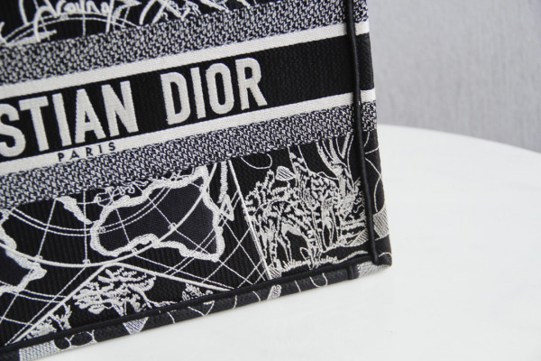 medium D*or book tote