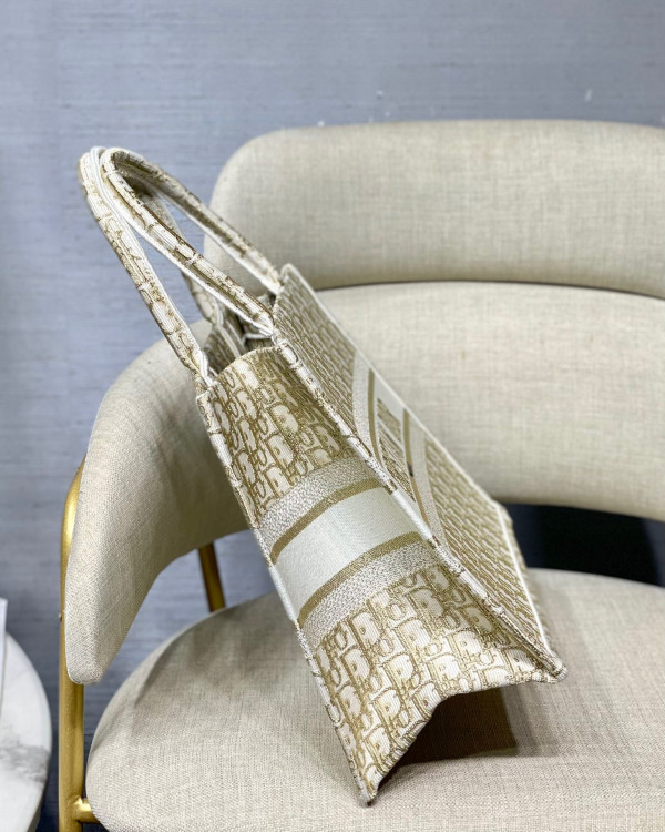 medium D*or book tote