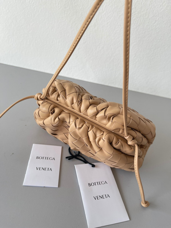 Bo*te*ga ve*ne*ta mini pouch