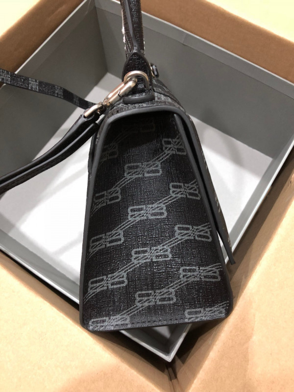 Ba*len*cia*ga hourglass