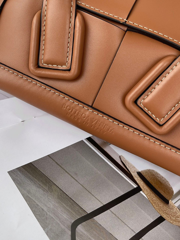 Bo*te*ga ve*ne*ta mini arco