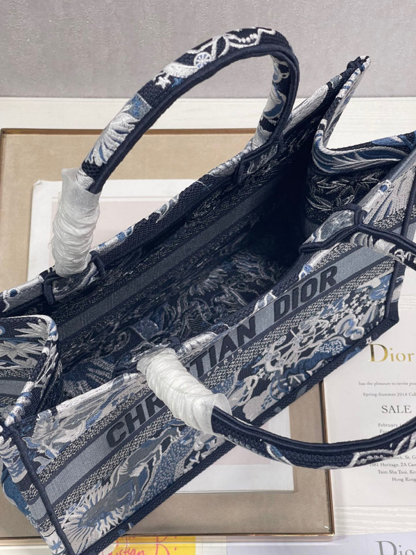 medium D*or book tote